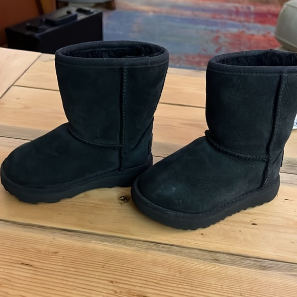 UGG boots for toddler - Picture 3 of 5